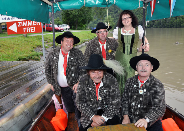 Obmann Anton Witti mit Gabi Reisinger vom Gasthaus Reisinger und Schiffsleute ihn ihrer traditionellen Tracht bei der Anlegestelle in Inzell. | Foto: Pointinger
