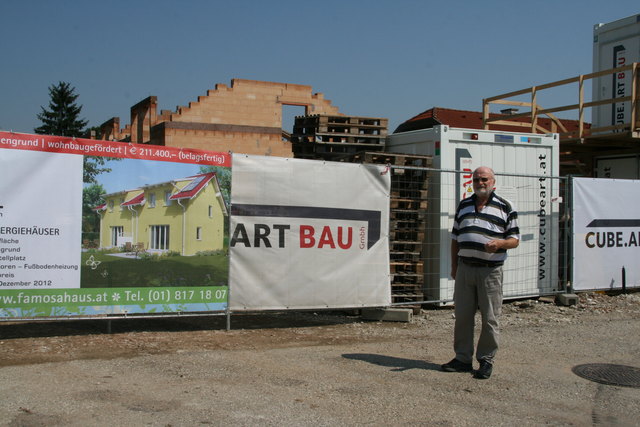 Johann Schwanzer vor der Baustelle: Auf einer Fläche von 1500 m2 werden sechs Reihenhäuser errichtet. | Foto: Zeiler