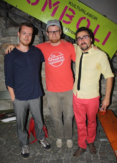 Robert Prosser, Stefan Abermann und Martin Fritz sorgte für bewährte literarische Unterhaltung im Innenhof des Haller Rathauses.
