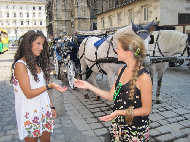 Mozartkugel essen in der Abendsonne der Inneren Stadt...