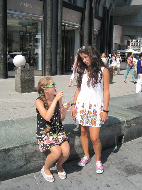 Eisessen vor dem Haashaus, 1010