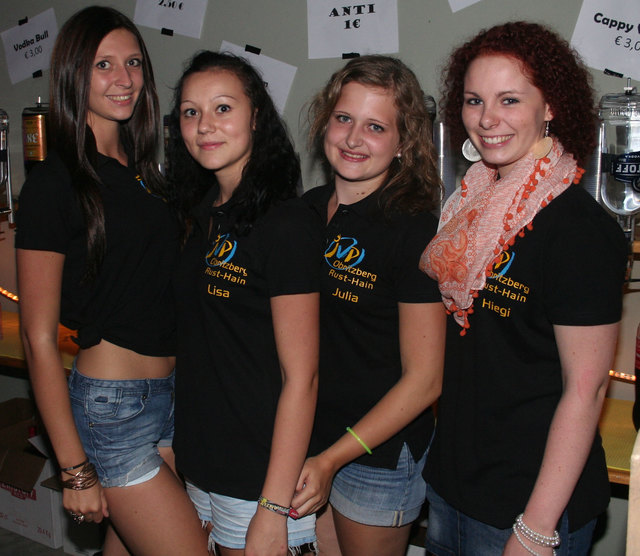 Die beiden Lisas, Julia und Christine sorgten an der Bar für den Flüssigkeitsnachschub.