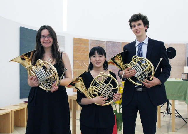 Sie reisten von weither zu den Horntagen an: Anna Drysdale (England), Haruka Oguchi (Japan) und Charles Reydellet (Frankreich, v.l.).