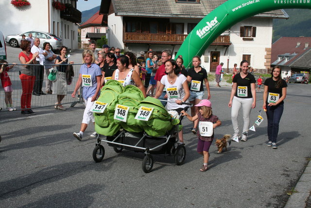 Auch die Drillinge Allesandro, Niclas und Nahla waren mit ihrer Mama Verena beim Benefizlauf in Telfes dabei.