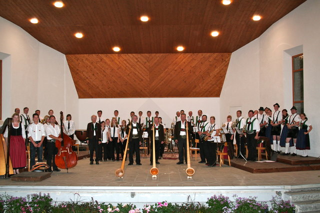 Alle Mitwirkenden genießen den tosenden Applaus beim Platzkonzert in Telfes.