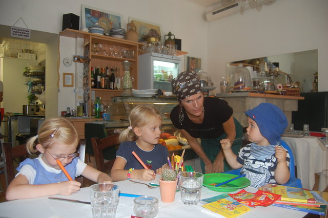Sophie, Elisa und Louis kommen gerne zu Christiane Wilfing ins Basilicum.