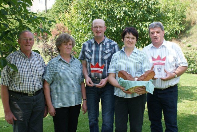 Zwei der drei Gewinnerfamilien: Walter, Johanna und Franz-Josef Sturbmayr sowie Rosemarie und Max Riedlbauer. | Foto: LKOOE