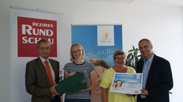 Bei der Gewinnübergabe (v. l.):  StadtRundschau-Verkaufsleiter Martin Greilinger, Petra, Zeitlhuber, Waltraud Raab, Geschäftsführer World of Travel Harald Pree. | Foto: BRS
