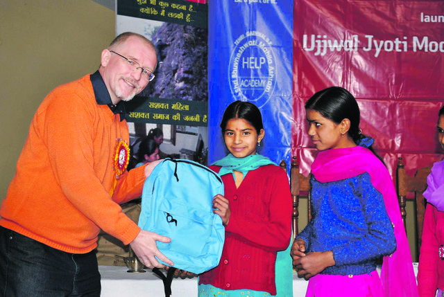 Nivea hilft Plan mit Schulmaterialien fur Kinder im Himalaya. | Foto: Plan International