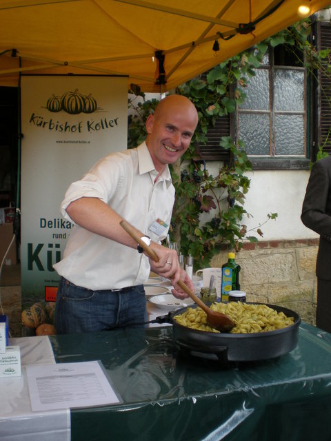 Kürbisnudeln à la Koller mit Gemüse, Pesto, Salz und Pfeffer verrühren, Hartkäse drüber. | Foto: Foto: Koller