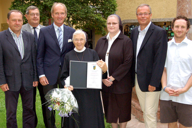 Vizebürgermeister Hubert Mayer, Stadtrat Günther Kroupa, Bürgermeister Herbert Brunsteiner, Sr. Kunigunde Fürst, Generaloberin Sr. Angelika Garstenauer, Christoph Rill, Gemeinderat Günther Mayer (v.l.).