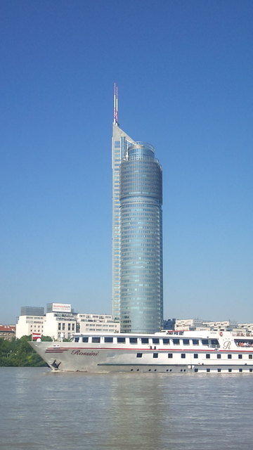 Schiff mit überdimensionalem Schornstein