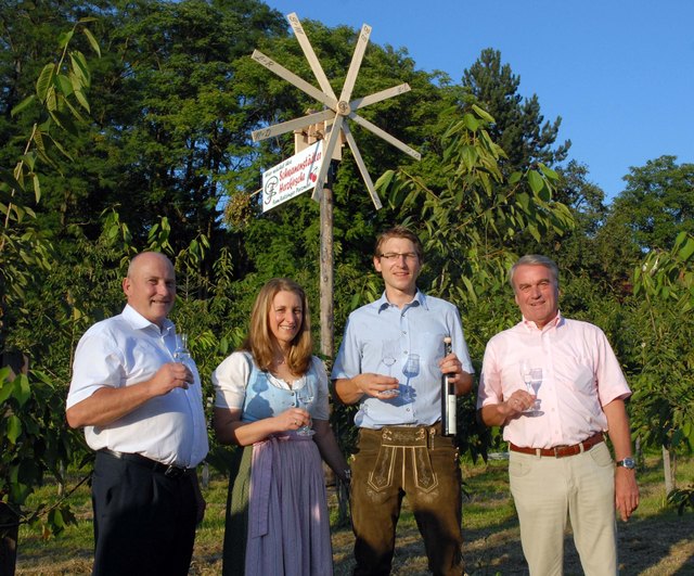 V.l.: Bürgermeister Alois Steinhuber (Schlatt), Karin und Franz Ratzinger, Bürgermeister Karl Staudinger (Schwanenstadt).