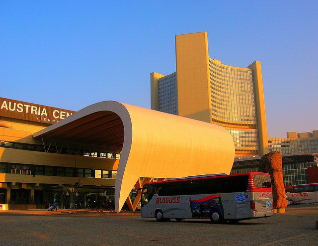Austria Center im Sommer