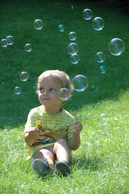 Unser kleiner Sonnenschein freut sich noch über kleine Dinge!