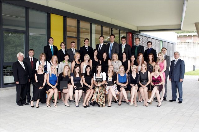 33 AbsolventInnen der Studienrichtung Rechnungswesen & Controlling der FH CAMPUS 02, o.Univ.-Prof. Dr. Franz Schrank (FH Rektor), Captain des Jahrgangs 2009 berufsbegleitend und Vollzeit Mag. Harald Kreiger (SSI Schäfer Peem GmbH), Prof.(FH) Mag. Peter Meiregger, StB (Studiengangsleiter), Mag. Dr. Erich Brugger (Geschäftsführer der FH CAMPUS 02) | Foto: Foto Melbinger
