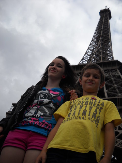 Bettina und Jakob Neumüller vor dem Eiffelturm - ein tolles Erlebnis in den Ferien