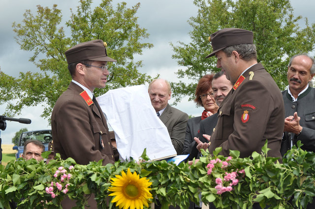Michael Bichler von der FF Ried am Riederberg übergibt Kommandant Thomas Oberndorfer als Gastgeschenk eine Miniaturausführung des hl. Florian, | Foto: privat