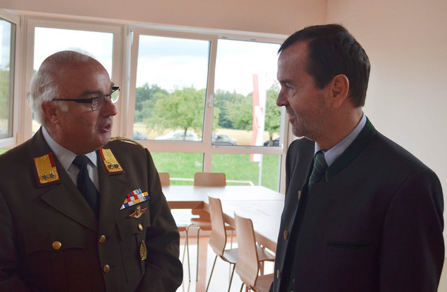Abschnittskommandant Josef Dick (links) und LAbg. Alfred Frauscher besichtigen den Schulungsraum | Foto: privat