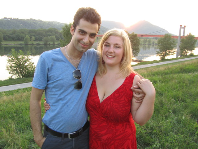 gemeinsam genießen mein Freund und ich den Sommer an den grünen Flecken Wiens, wie hier, an der alten Donau