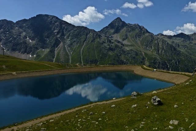 Eine einfache 'Lacke' wurde zum Teich, der als Löschteich dient und in der Wintersaison nötigenfalls 'Nahrung' für Schneekanonen darstellt.