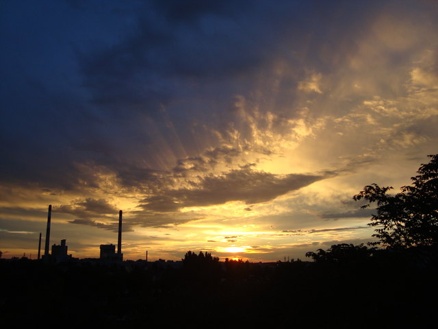 Sonnenaufgang über dem E-Werk Simmering