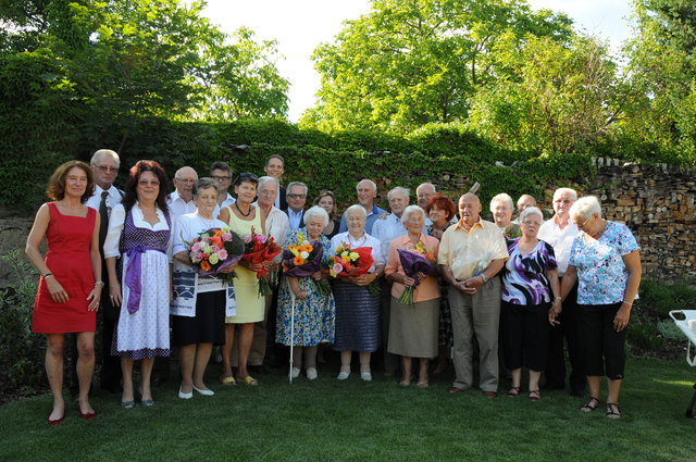 Die Marktgemeinde Gumpoldskirchen ehrte Geburtstagskinder und Jubilare: 
Ilona Bugelnig, Otto Tichy mit Cornelia Sandera, Ing. Gunther und Maria Taufratzhofer, Mag. Eduard Bugelnig, Hilde und Konrad Reisacher, Mag. Markus Katona, Bürgermeister Ferdinand Köck, Anna Nemeth, Abgeordnete zum Nationalrat Elisabeth Kaufmann-Bruckberger, Hildegard und Jakob Breitenecker, Erich Loskot, Aloisia Wasinger, GR Dr. Klaus Tremmel, Gertraud Loskot, Josef Wasinger, Eveline Biegler, Andreas Steiner, Wilhelm und Magdalena C