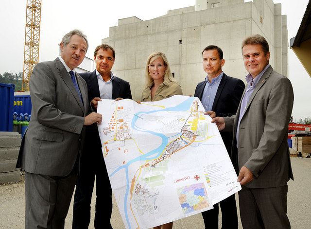 Von links: Wirtschaftslandesrat Viktor Sigl, Josef Postl, Geschäftsführer der Fernwärme Steyr, Ulrike Pölzl, Prokuristin der Bioenergie Steyr, Bernhard Baumgartner, Geschäftsführer der Fernwärme Steyr, und Vizebürgermeister Gunter Mayrhofer. | Foto: Privat