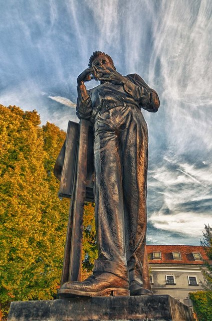 Bei einem Spaziergang durch Tulln begegnet man so manchem Monument beruhmter Stadtkinder, zum Beispiel Egon Schiele. Mit ihrem Beitrag erreichte Angelika Frohlich den 7. Platz, ex
aequo mit dem Beitrag „Sandstrand im Aubad“. | Foto: Angelika Fröhlich