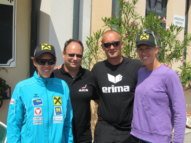 Die Schwaiger-Sisters mit ihrem Mental-Coach Thomas Tschernitschek (2.v.l.) und ihrem Trainer.