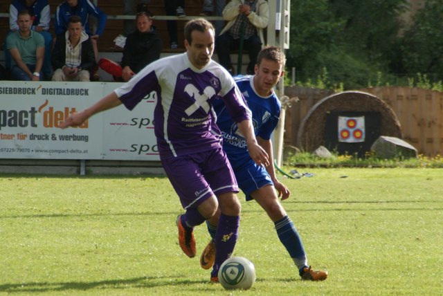 Bald geht es wieder los im Fußball-Unterhaus! Im Bild: Hagenbergs Routinier Sandro Stricker (im Vordergrund) und Wartbergs-Youngster Philip Wögerer (blau). | Foto: BRS