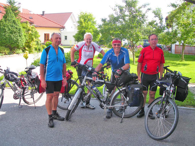 v. l.: Ludwig Azesberger, Erwin Andexlinger, Johann Wögerbauer und Josef Wiesinger mit ihren Rädern | Foto: Privat