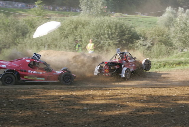 Spannende Finalläufe gab es in einigen Klassen bei der Autocross-Staatsmeisterschaft in Oberrakitsch.	Foto: WOCHE