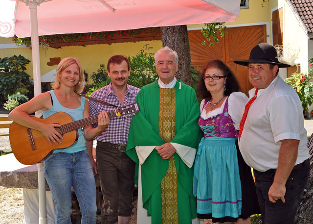 Gertraud Scheiblberger, Franz und Gabi Reisinger, Kanonikus Wolfgang Renoldner und  Anton Witti (Obmann vom Verein Schiffsleute). | Foto: Pointinger