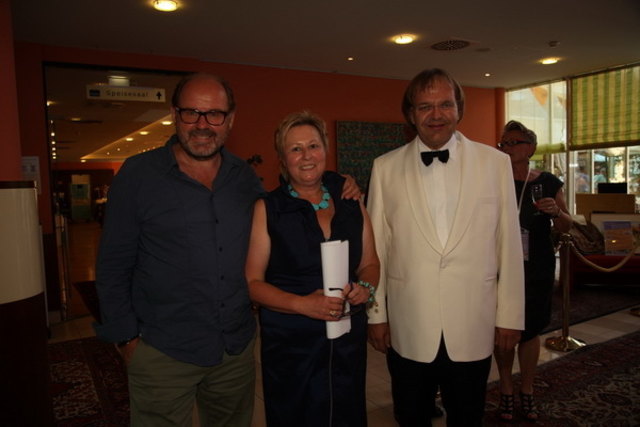 Bei der Charity-Sommergala konnten Renate Remta-Grieshofer und Peter Grieshofer auch August Schmölzer begrüßen.     Fotos:  WOCHE