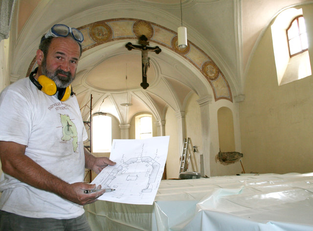 Baustellenleiter Franz Schachinger zeigt die Pläne der Martinskirche und beantwortet Fragen zum Projekt.