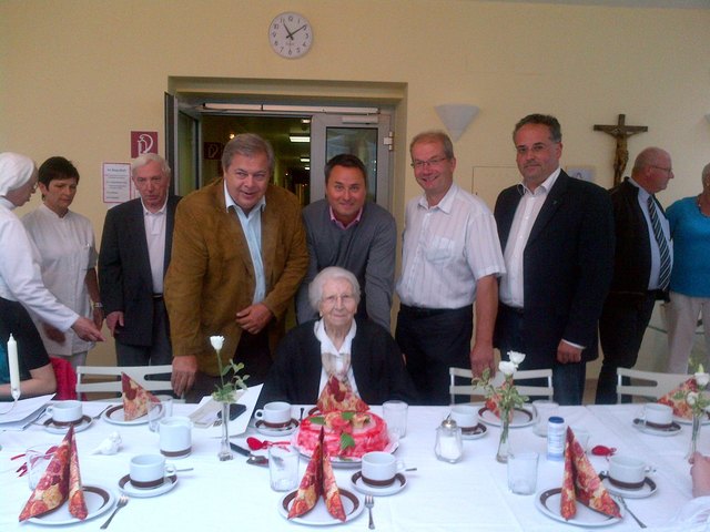 v.l.n.r.: BH. Wolfgang Straub, Geburtstagskind Maria Salffert, Bgm. Michael Cech, Vize Franz Gruber, GGR. Marcus Richter