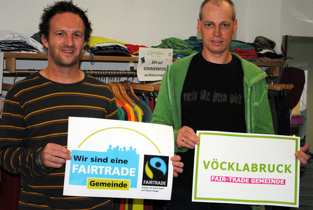 Günther Mayer (l.) und Stefan Hindinger setzen sich für fairen Handel ein.