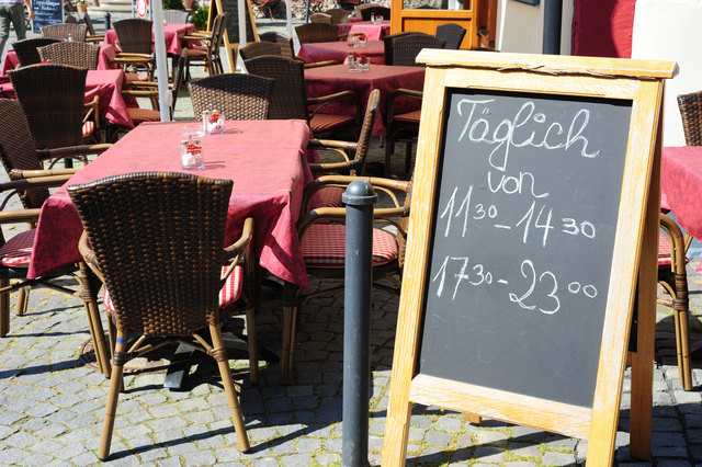 "Der Wirt geht vielen erst ab, wenn er zugesperrt hat", sagt Gastronom Willi Mayr aus St. Stefan. | Foto: Fotolia/cow