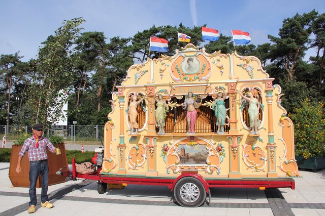 ...begrüßt die Gäste auf der Floriade (Weltblumenausstellung) 2012