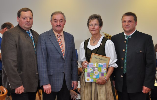 Von links nach rechts: Gemeinderat Reinhold Zimmerberger, Vizebürgermeister Josef Freinschlag , Waltraud Tischberger und Bürgermeister Berthold Baumgartner. | Foto: Privat