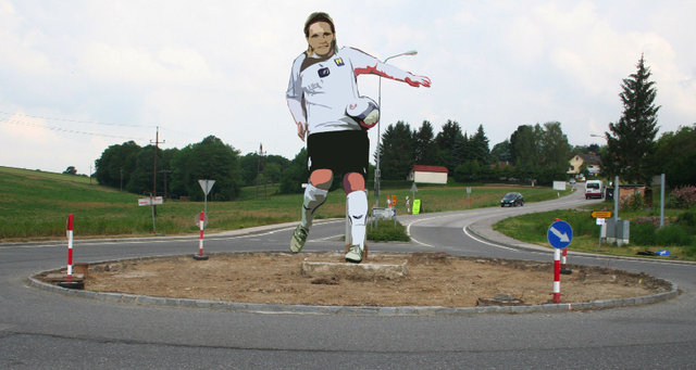 Bezirksblätter-Anregungen für eine noch kreativere Mittelinsel: Vorschlag 1: Kolossal-Statue von Kicker-Star Maria Gstöttner | Foto: Hicker