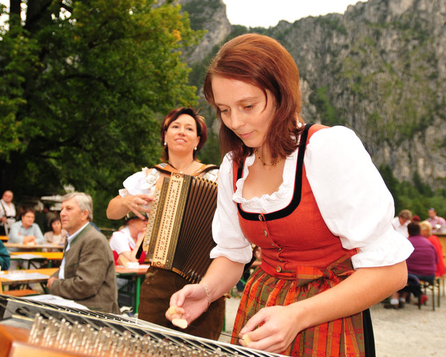 Auch Sonja&Sarah musizieren beim Almsommer im Nationalpark Kalkalpen auf der Puglalm. | Foto: Sieghartsleitner
