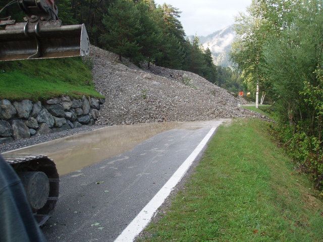 Erst kürzlich wurde die Planseestraße wieder meterhoch vermurt. Das Thema ist brandaktuell. | Foto: Scheucher