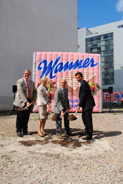 V.l.n.r.: Der Hernalser BV-Stellvertreter Erik Sas, Brigitte Jank (Präsidentin der Wirtschaftskammer Wien), Carl Manner (Aufsichtsratspräsident) und Christian Oxonitsch (Stadtrat Wien).
