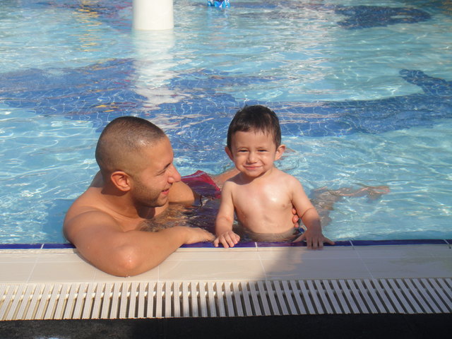 Papa & Sohn im Pool :))