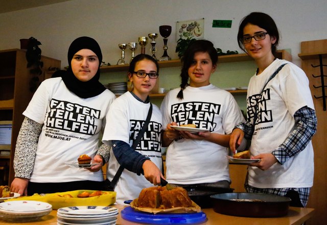 Diese vier Mädchen backten Kuchen für Wohnungslose in Linz. | Foto: Caritas