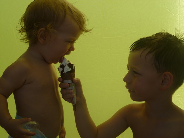 Geschwisterliebe (Im Sonnenzelt an der alten Donau)