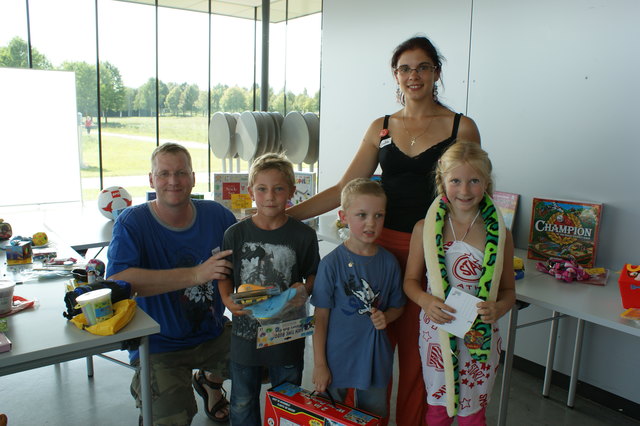 SP-Obmann Marcus Schneeberger und GR Mag. Monika Rainer gratulieren den Kindern: 1. Platz: Marc Ropos, 2. Platz: Daniela Ratzenböck, 3. Platz: Kilian Klinger