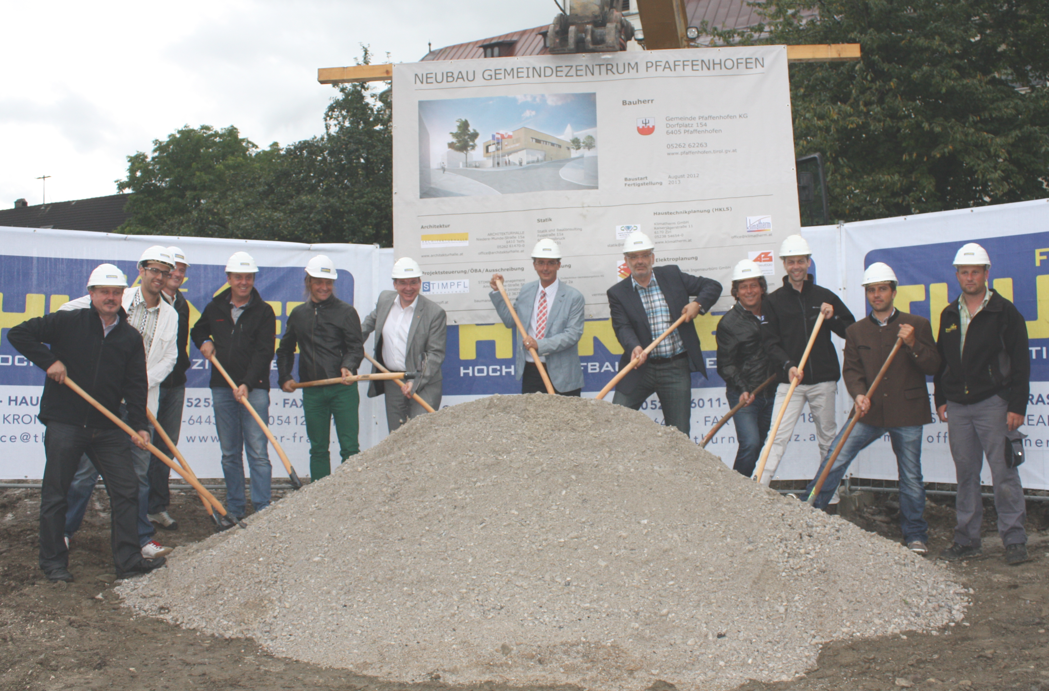 v.l. GV. Christian Hosp, GV. Hubert Gabl, Ing. Manfred König (Architekturhalle Telfs), GV. Berhard Hosp, Arch. Raimund Wulz, LR. Mag. Johannes Tratter, Bgm. Andreas Schmid, GV. Mag. Georg Köll, Baumeister Ing. Thomas Thurner, Johannes Stimpfl (Baumanagement), Ing. Georg Feichtenschlager
